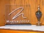 Signo De Vidrio Grabado Martin Logan Con Base De Roble Negro
